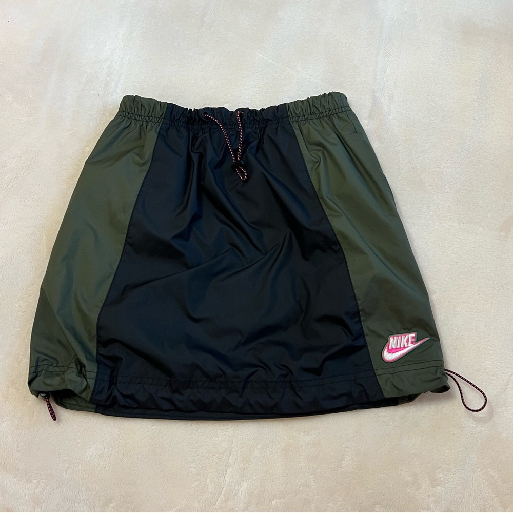 Nike green/ black parachute waterproof skirt